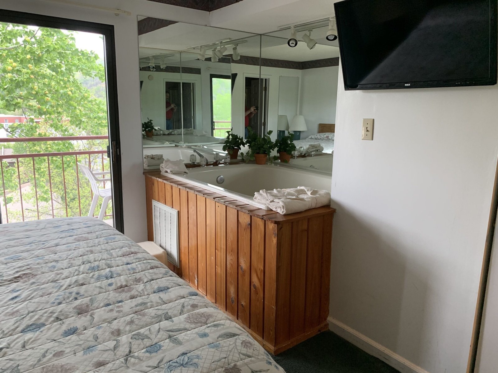 Laurel Inn Condominium jacuzzi suite best value in gatlinburg