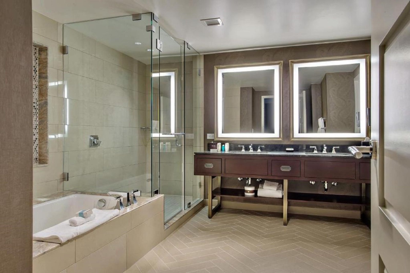 Omni Nashville Hotel jacuzzi suite downtown best resort