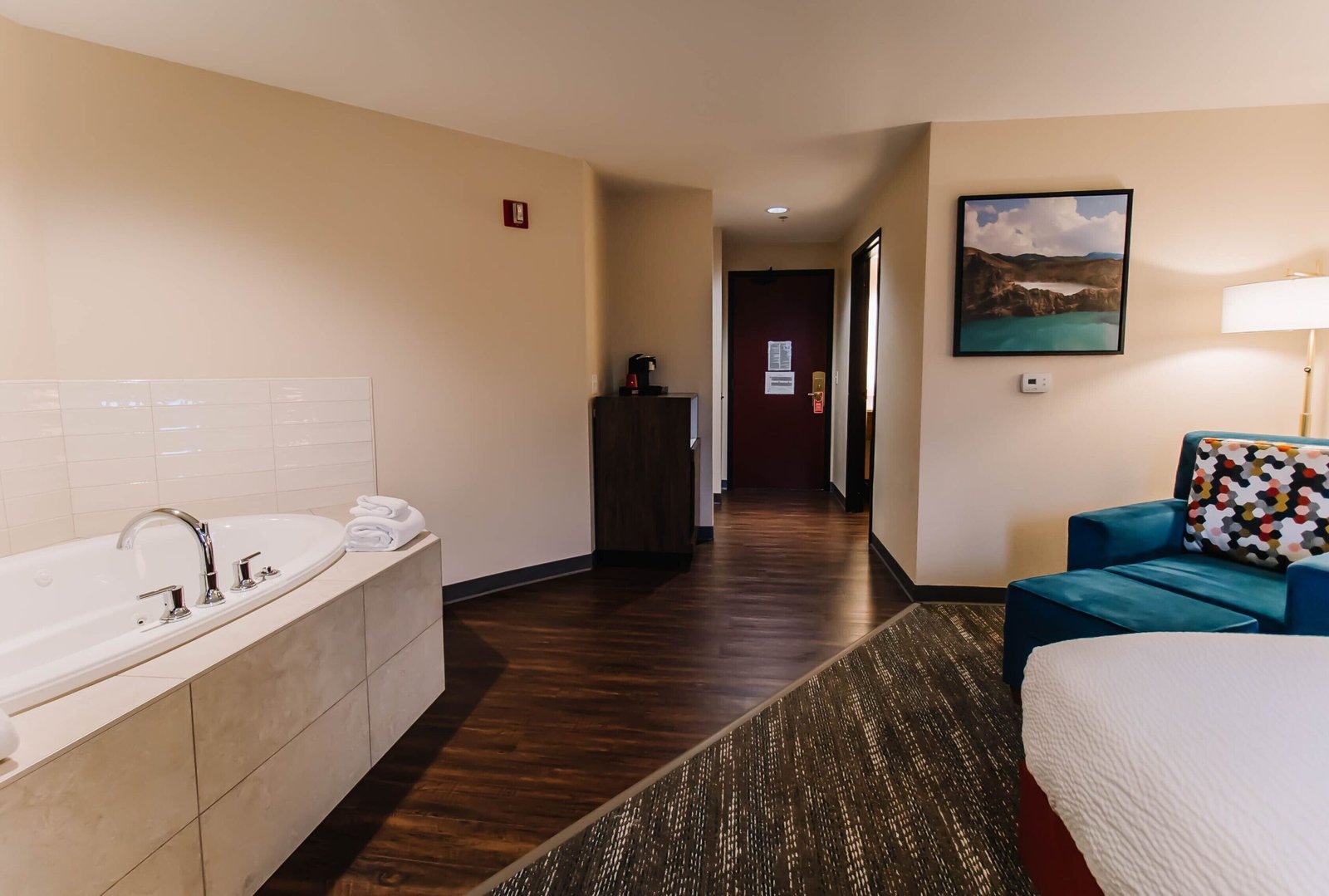 Portlander Inn and Marketplace jacuzzi suite best near airport