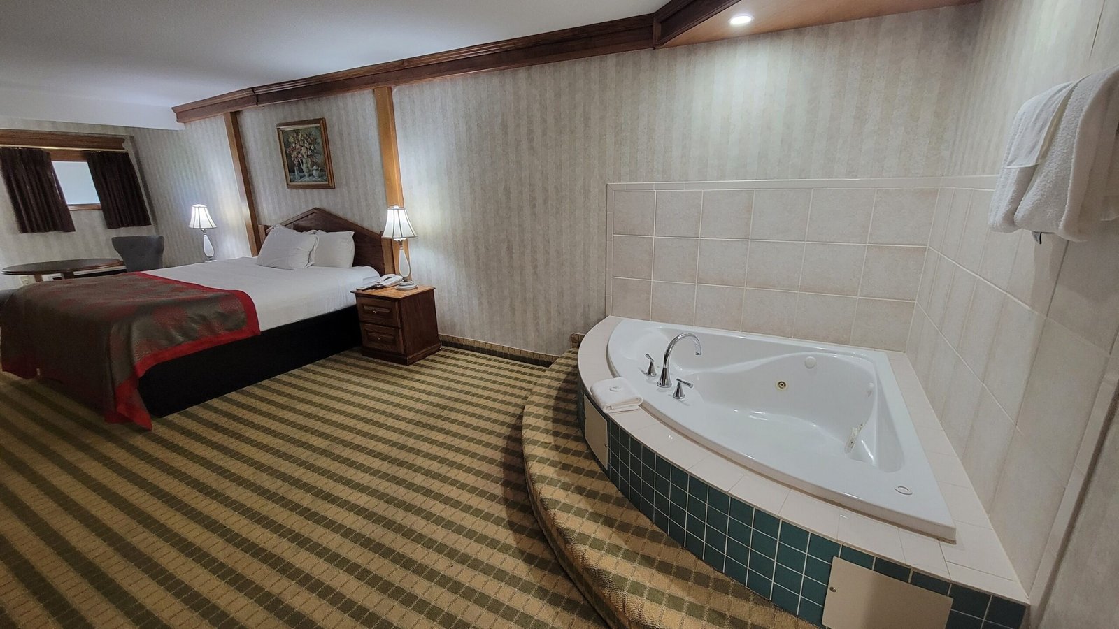 Ramada by Wyndham Saginaw Hotel & Suites jacuzzi suite most affordable