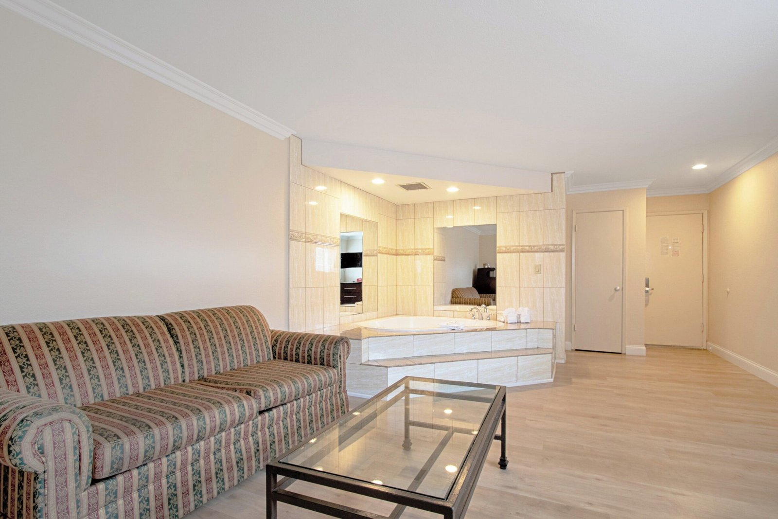 Red Roof Inn & Suites Monterey jacuzzi suite most affordable