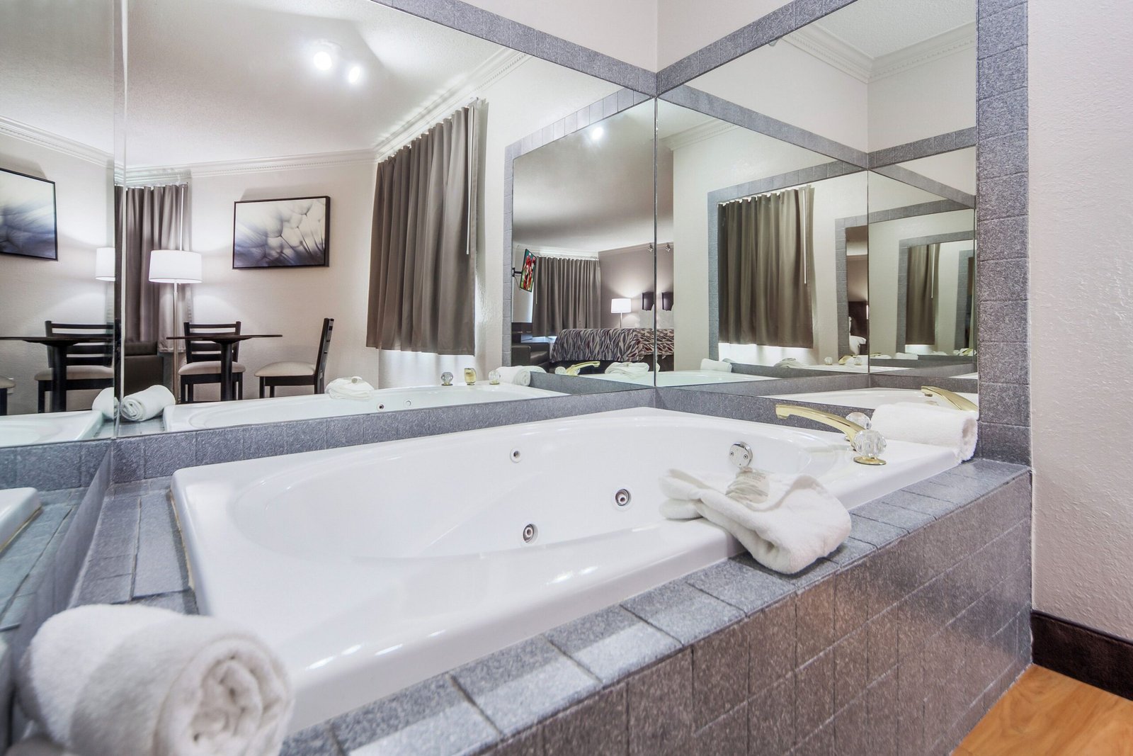 Red Roof Inn & Suites Omaha Council Bluffs jacuzzi suite most affordable