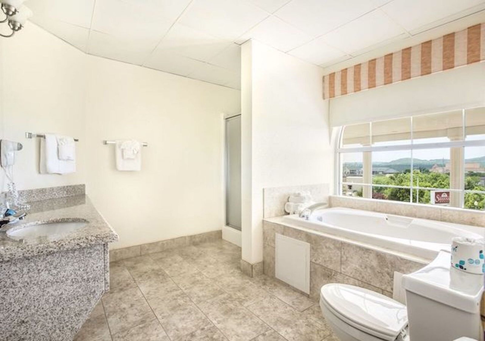 Savannah House Hotel jacuzzi suite most romantic