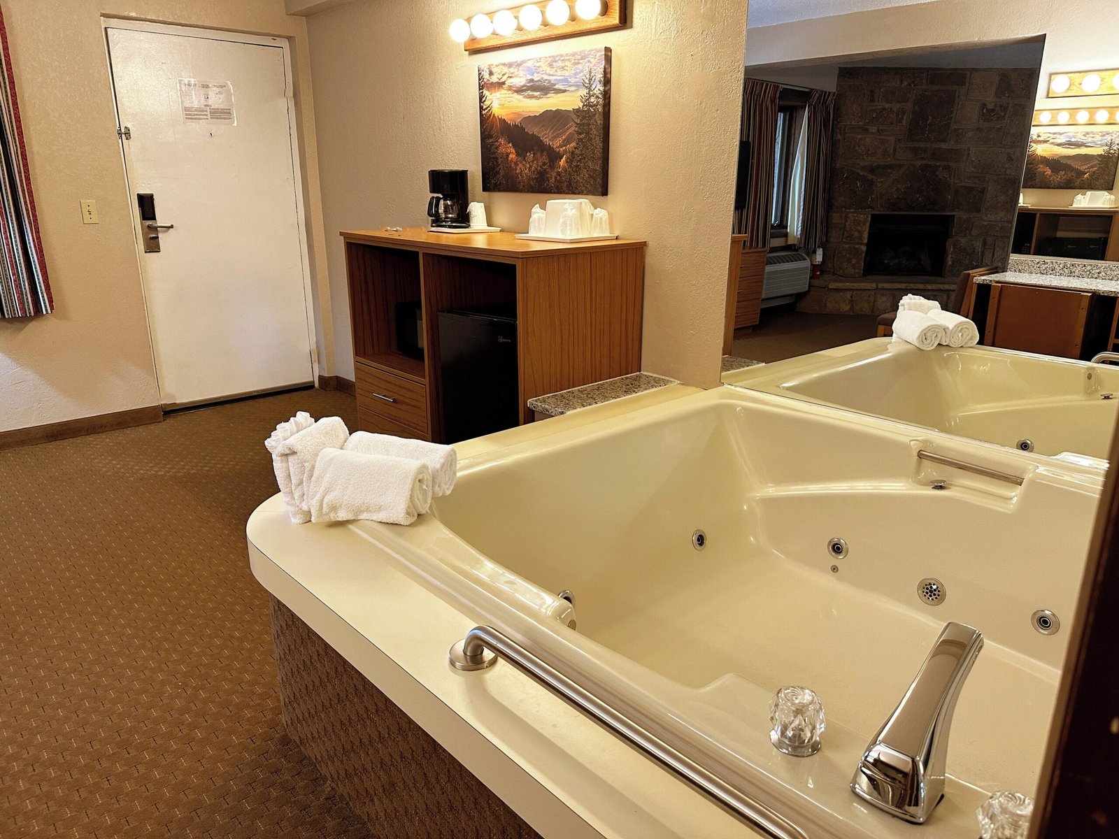Sidney James Mountain Lodge jacuzzi suite best gatlinburg location
