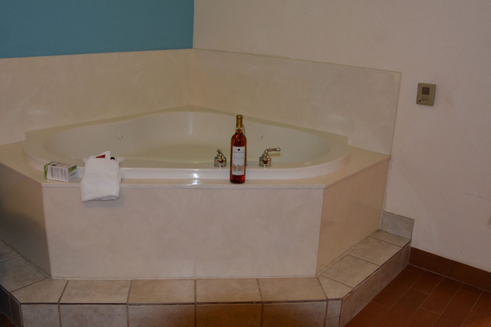 Super 8 by Wyndham Austin/Airport South jacuzzi suite best near austin airport