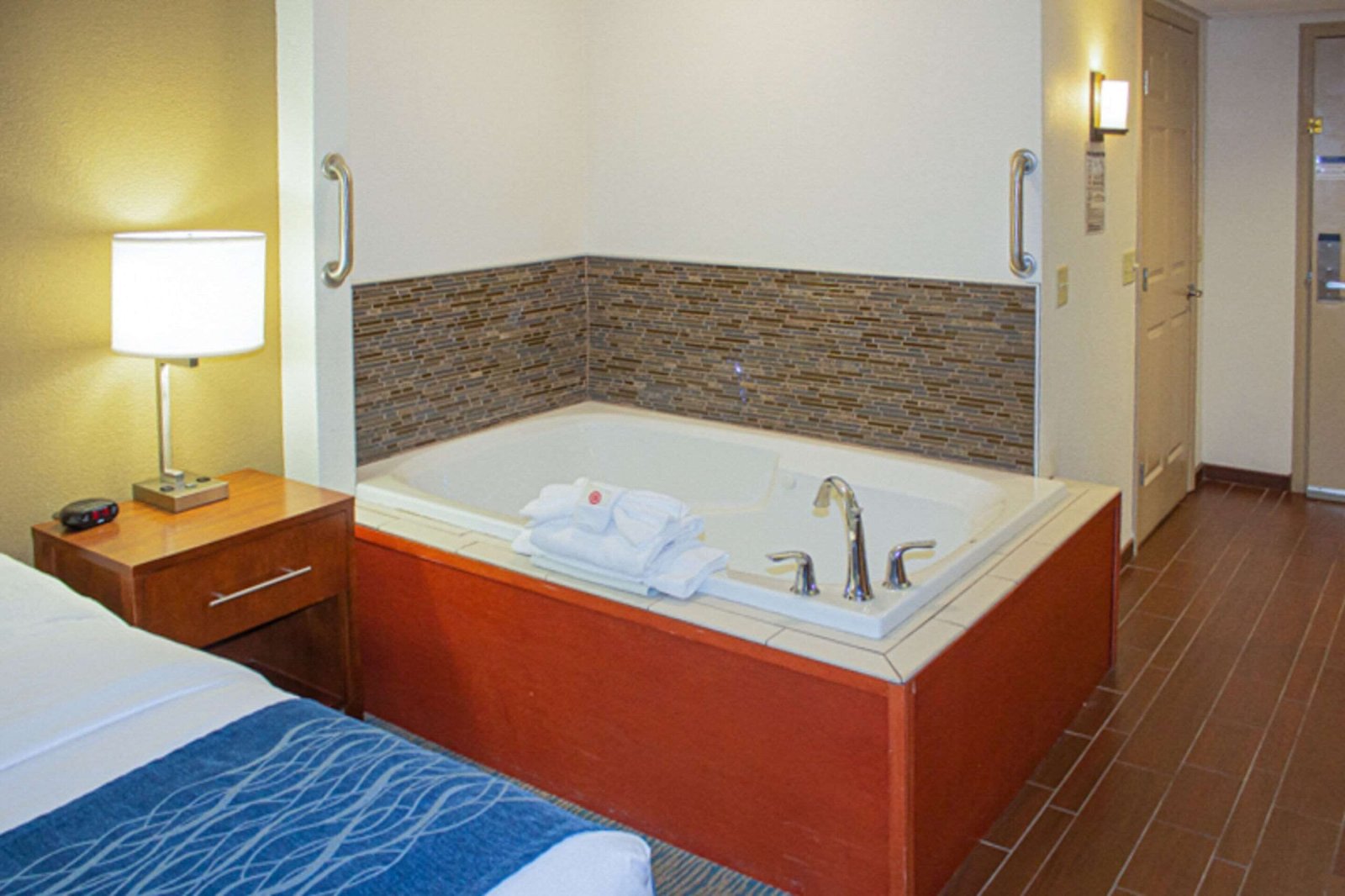 The Inn at Apple Valley Ascend Collection Hotel jacuzzi suite highest-rated stay