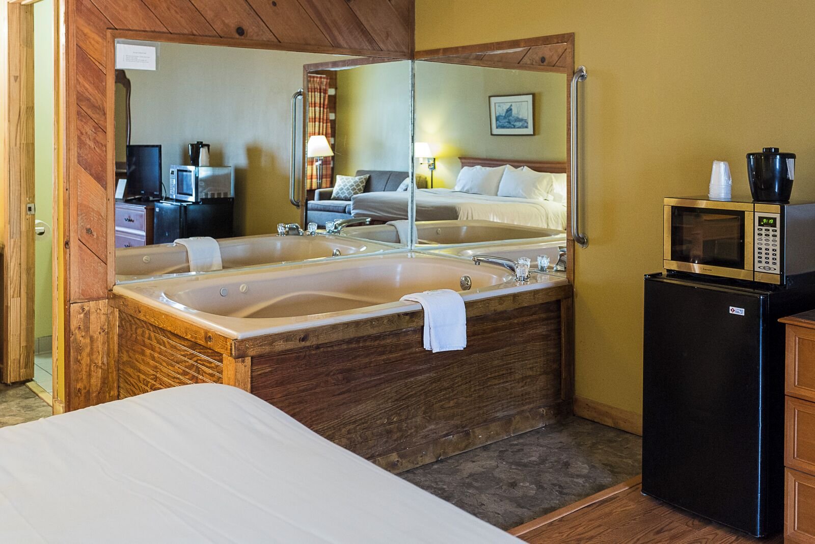 Timbers Lodge jacuzzi suite best for groups