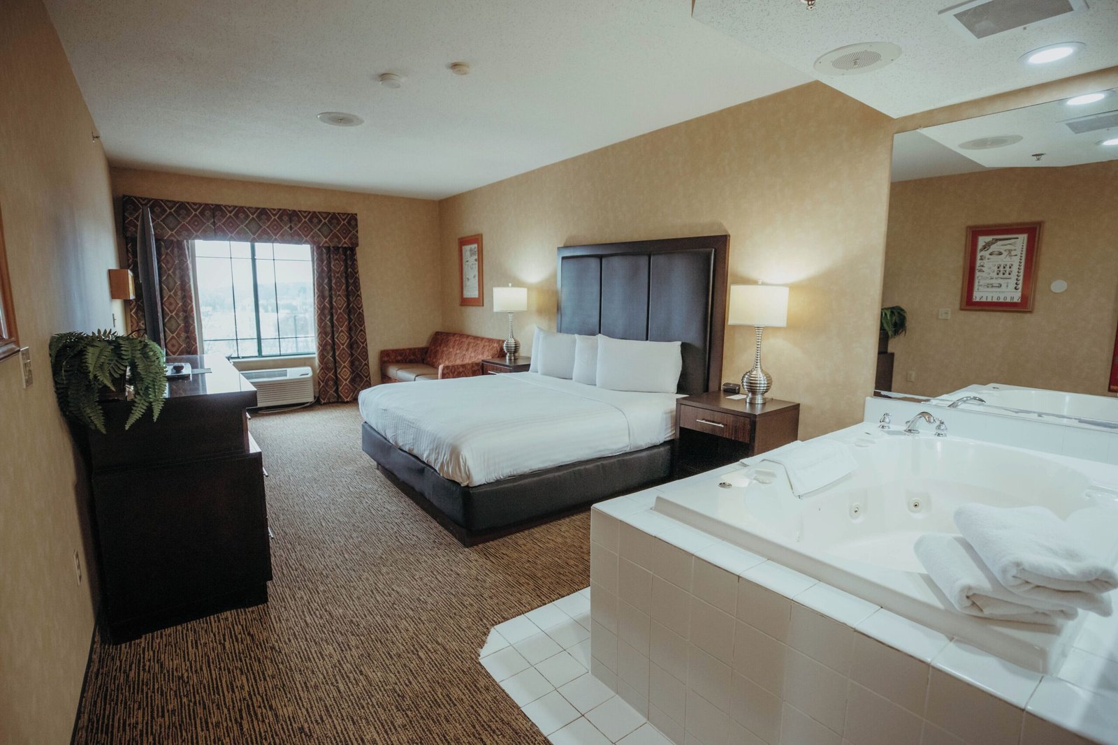 Wildwood Lodge jacuzzi suite most affordable