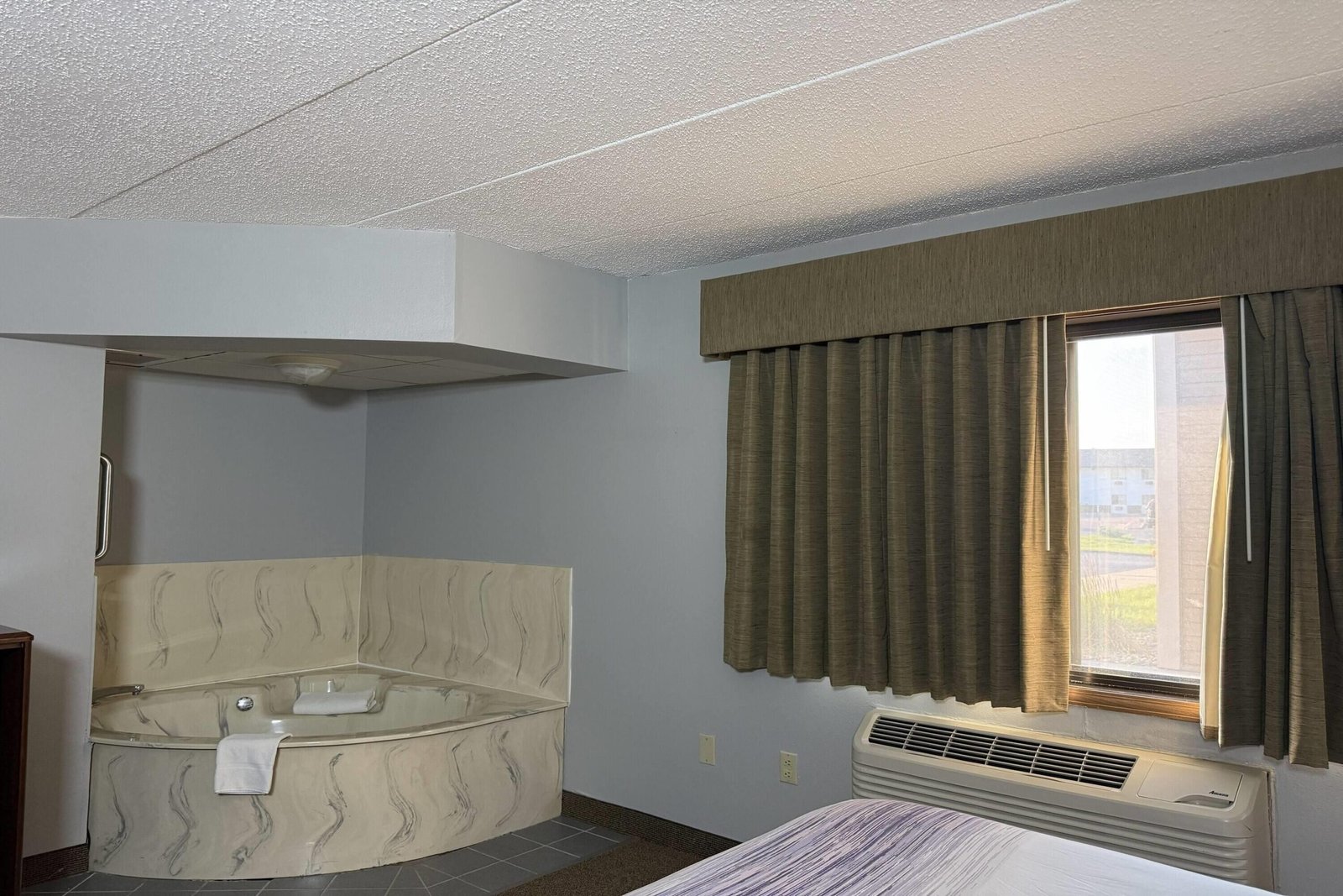 AmericInn by Wyndham Sioux Falls jacuzzi suite best full breakfast