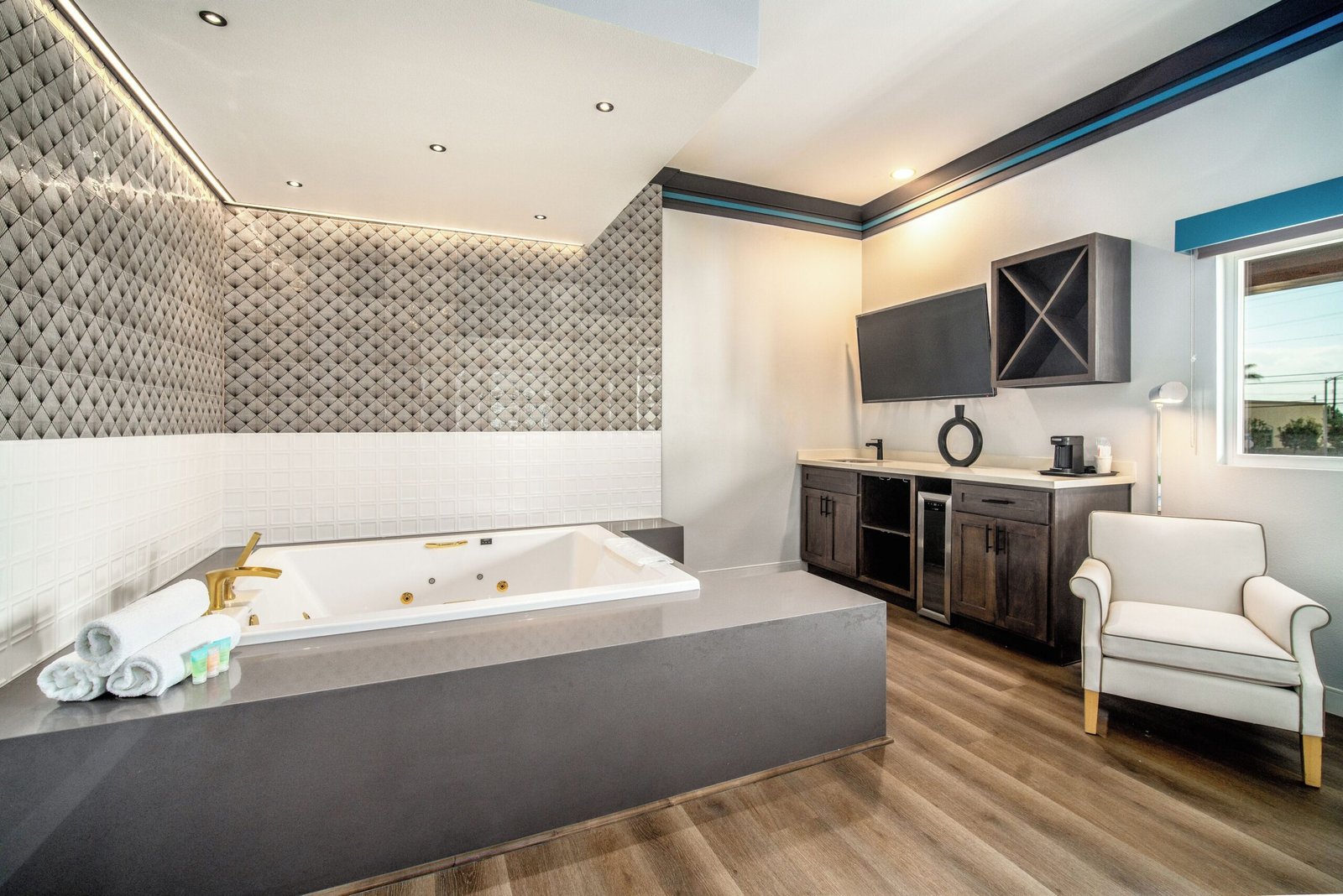 Aspire Inn Studios & Spas jacuzzi suite most luxurious