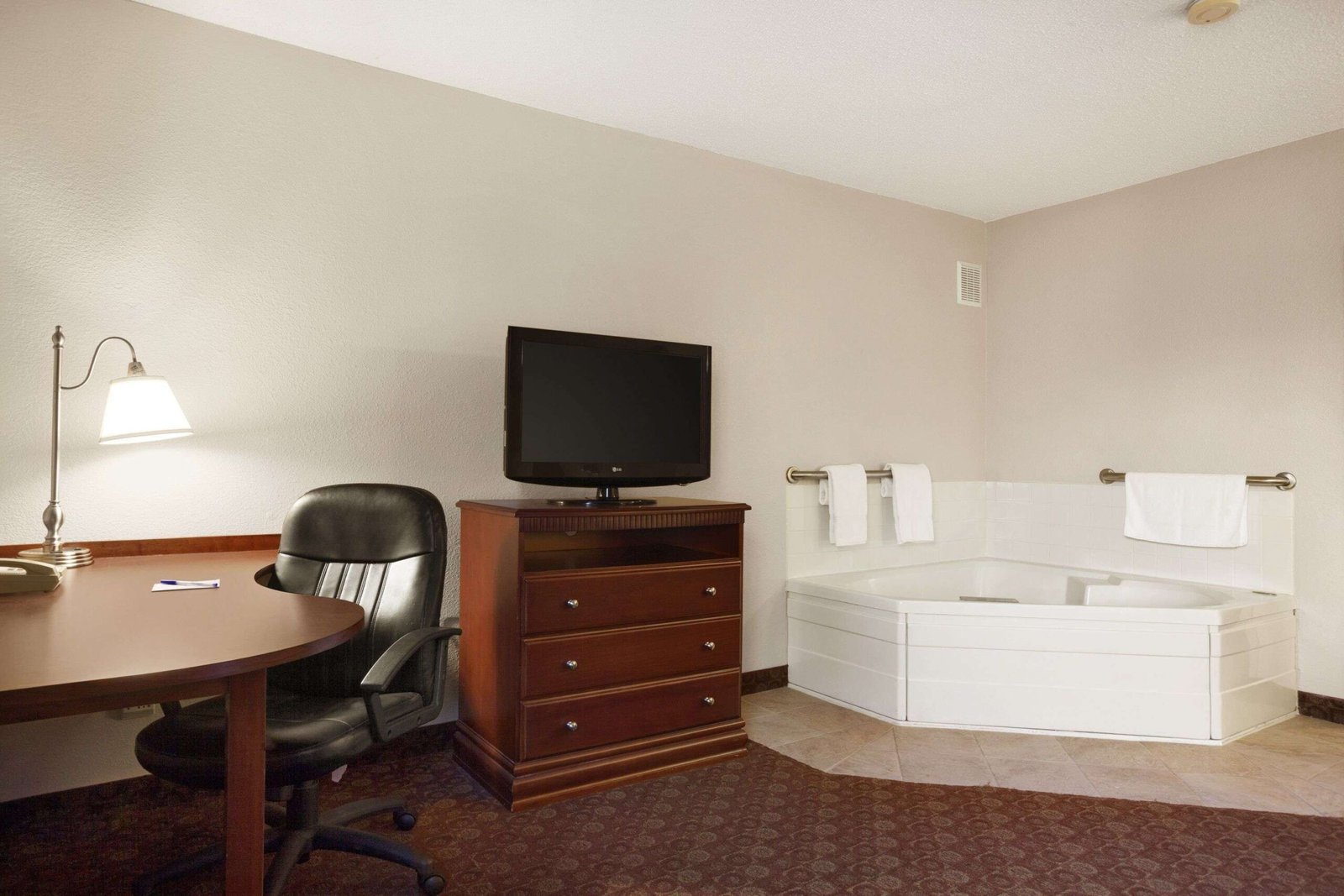 Baymont by Wyndham Sioux Falls jacuzzi suite most affordable