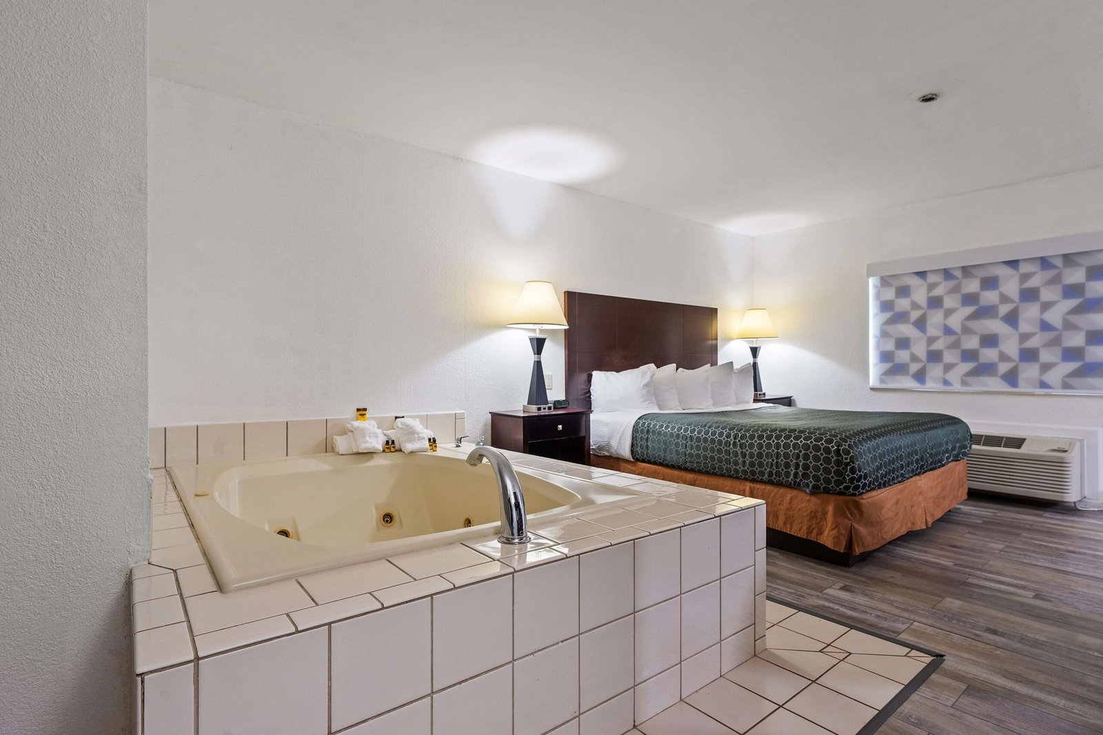 Best Western Oakbrook Inn jacuzzi suite best private hot tub