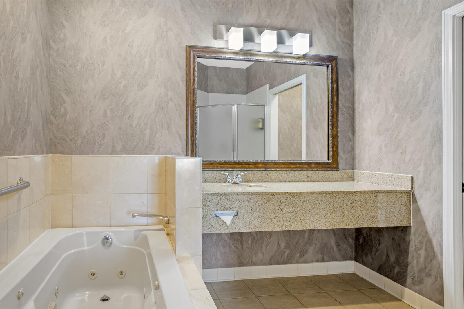 Best Western Plus Dixon Davis jacuzzi suite best near uc davis