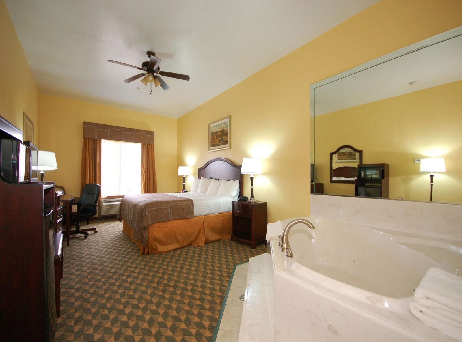 Best Western Plus Manvel Inn & Suites jacuzzi suite best near pearland