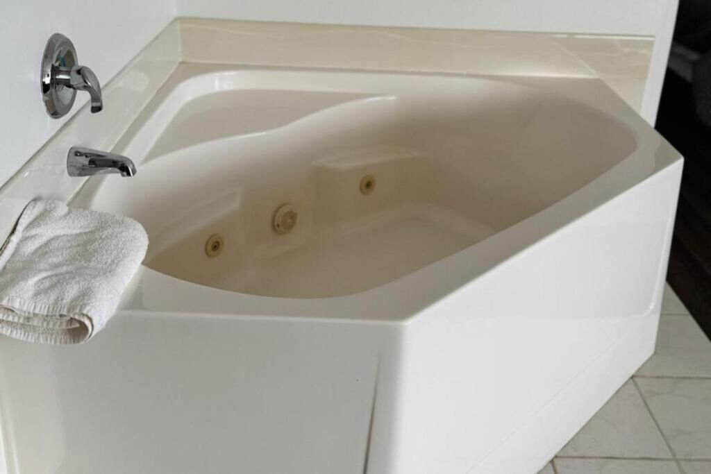 Bilmar Inn & Suites Dell Rapids Near Sioux Falls jacuzzi suite best near dell rapids