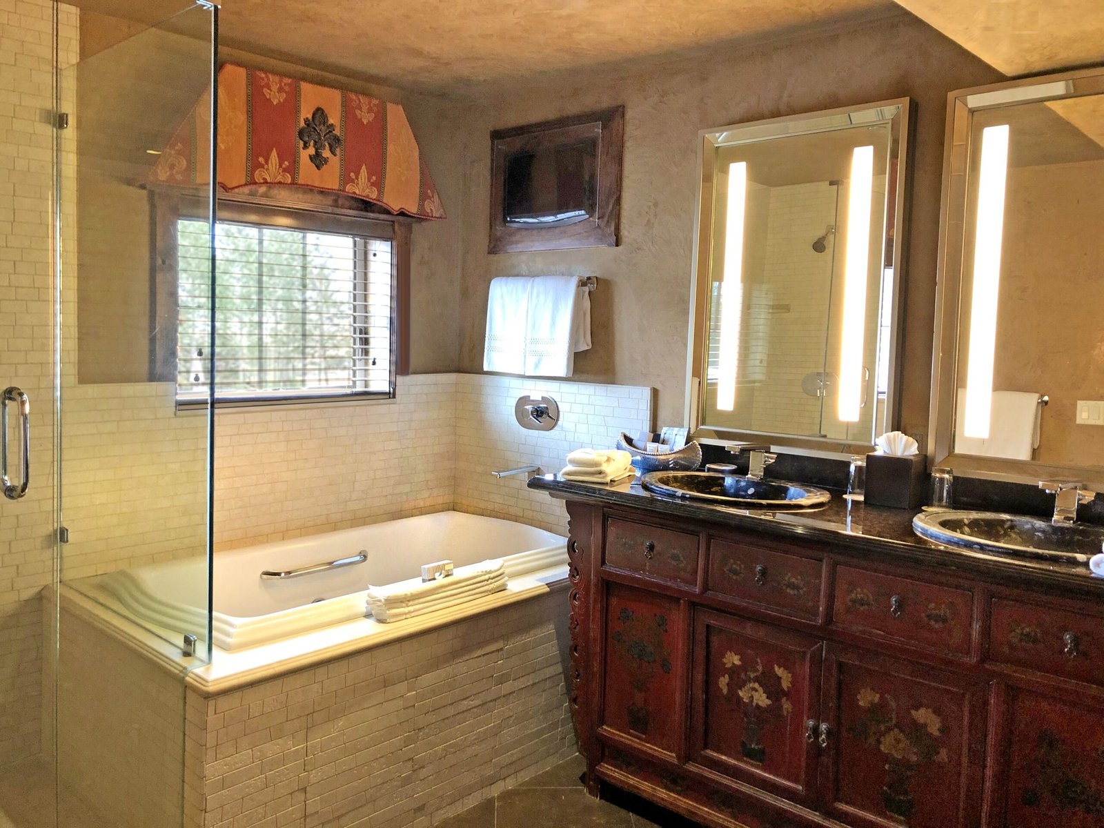 Border House at Crystal Bay Casino jacuzzi suite best near crystal bay casino