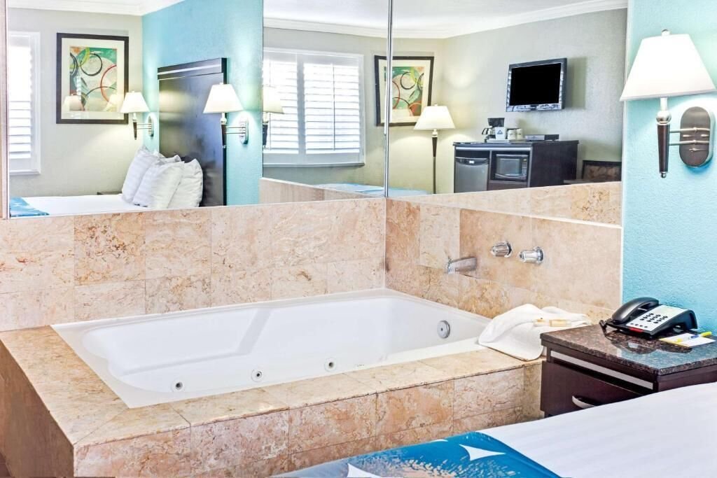 Cabana Inn & Suites jacuzzi suite best budget pick