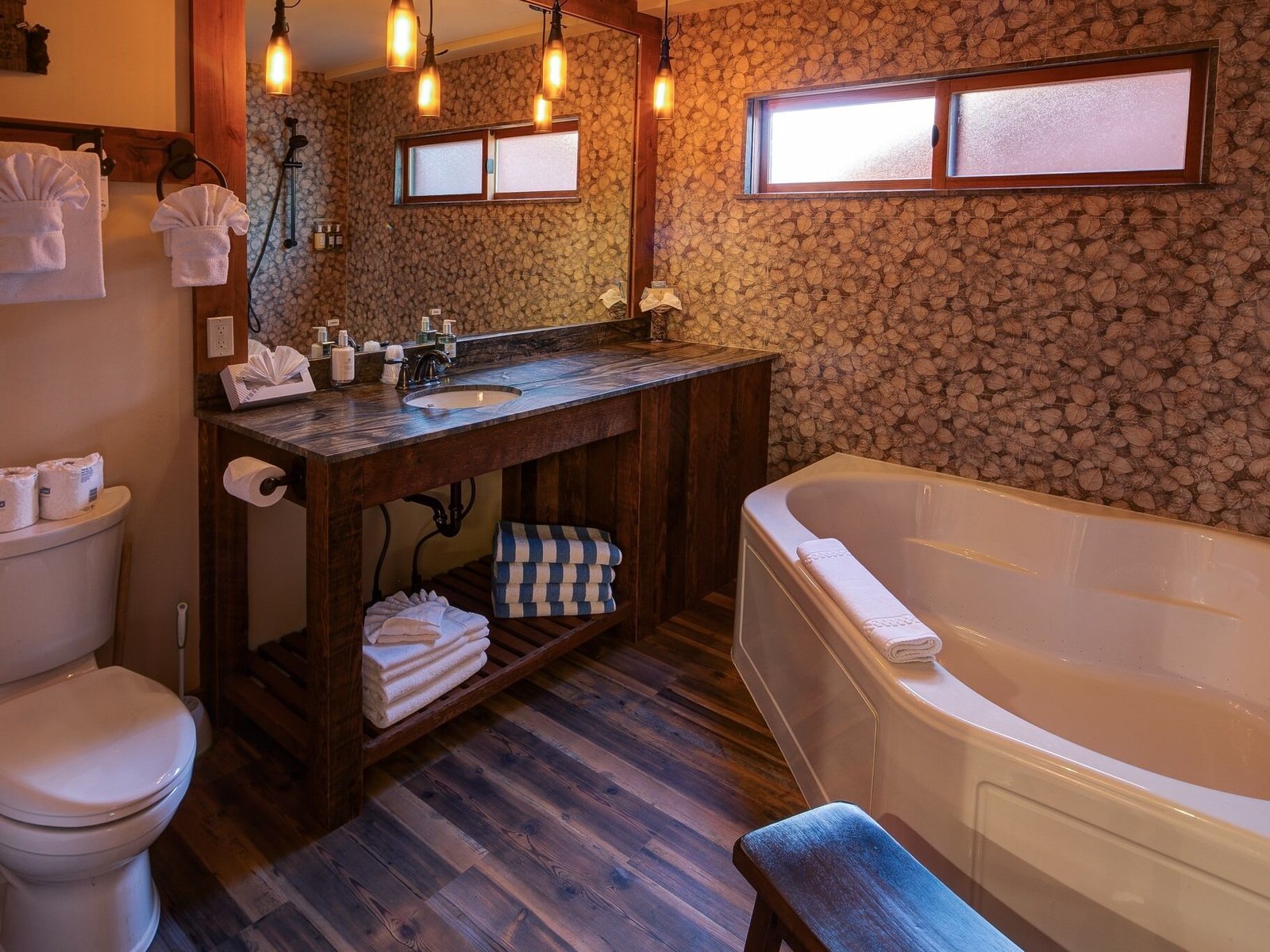 Cedar Glen Lodge jacuzzi suite highest-rated stay