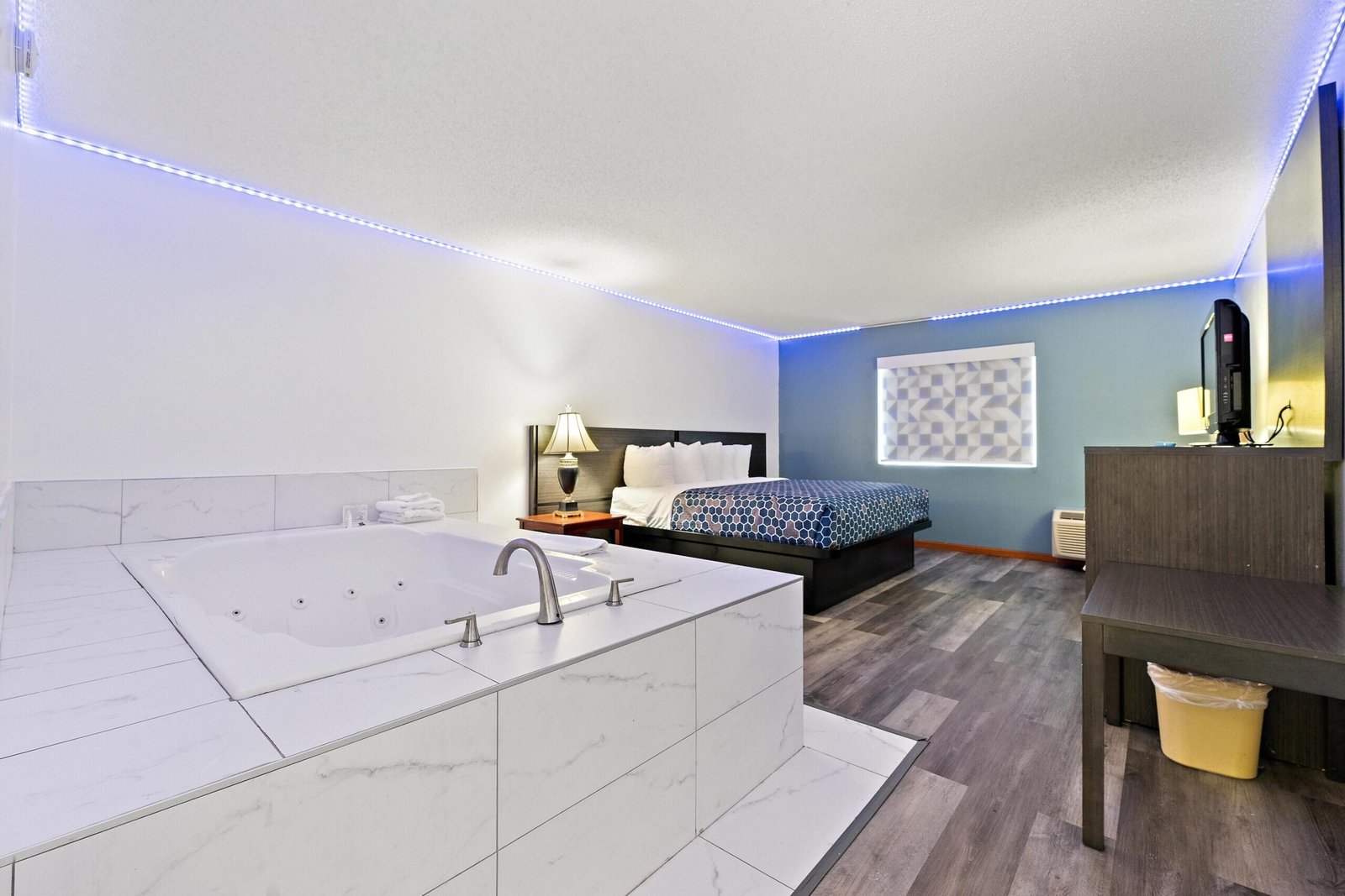 Chicago Club Inn & Suites jacuzzi suite most affordable