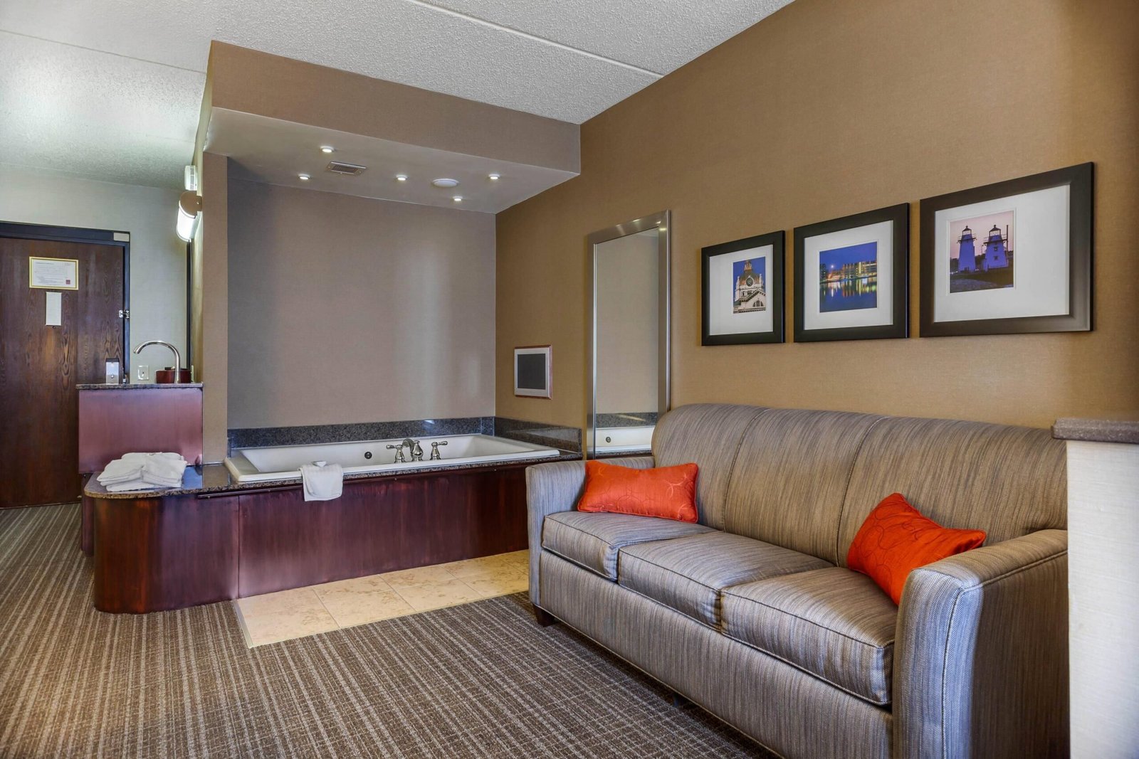 Comfort Suites Green Bay West jacuzzi suite best near lambeau field