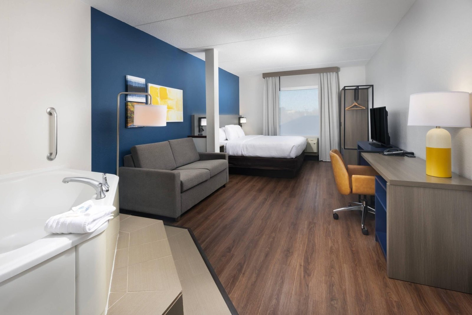 Comfort Suites Outlet Center jacuzzi suite most affordable