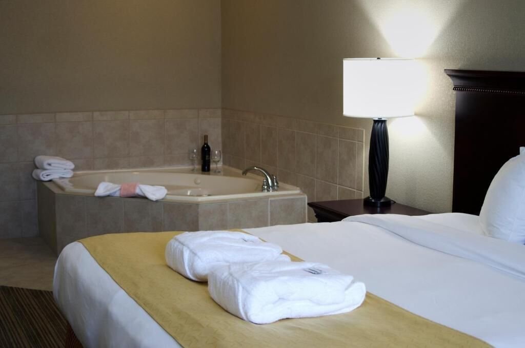Country Inn & Suites by Radisson Ithaca jacuzzi suite best near ithaca college
