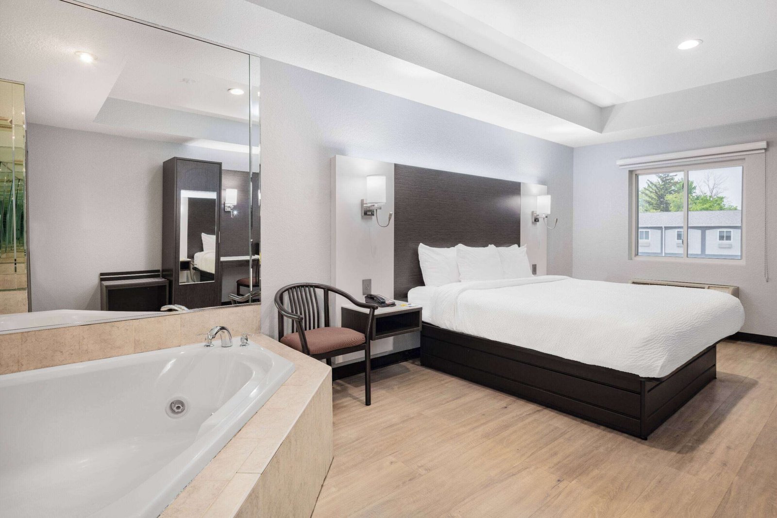Days Inn & Suites by Wyndham Niagara Falls/Buffalo jacuzzi suite most affordable