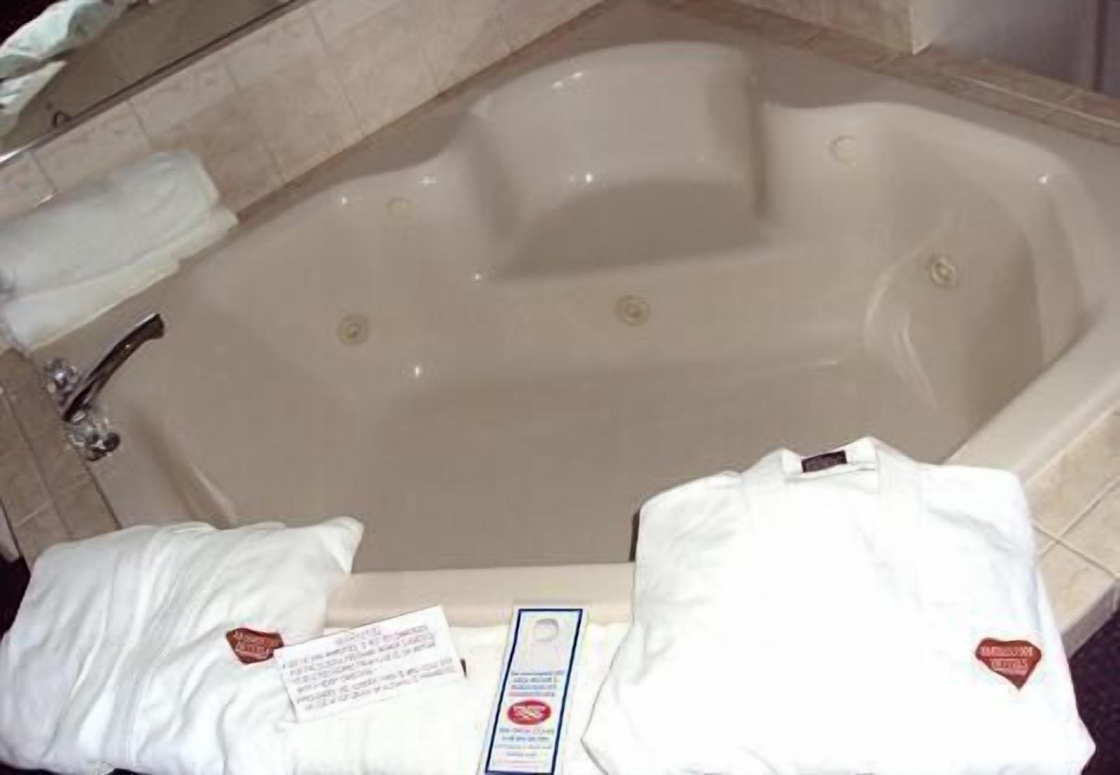 Days Inn by Wyndham Batavia Ohio jacuzzi suite roomiest suite