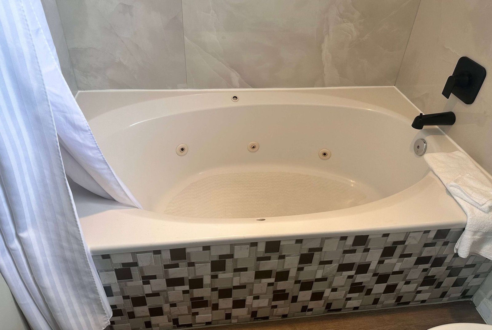 Days Inn by Wyndham Rocklin/Sacramento jacuzzi suite most affordable