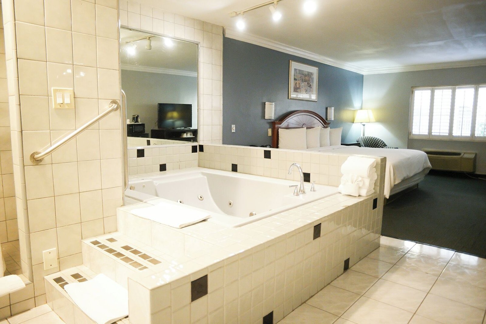 Days Inn by Wyndham West Covina jacuzzi suite best near mount sac