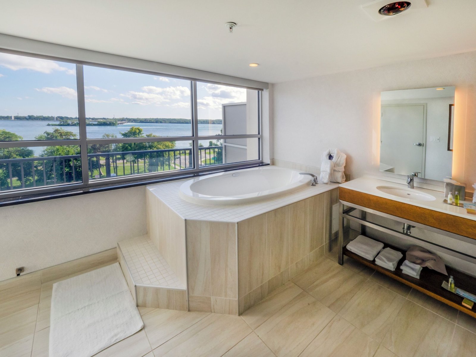 DoubleTree by Hilton Hotel Niagara Falls New York jacuzzi suite best overall