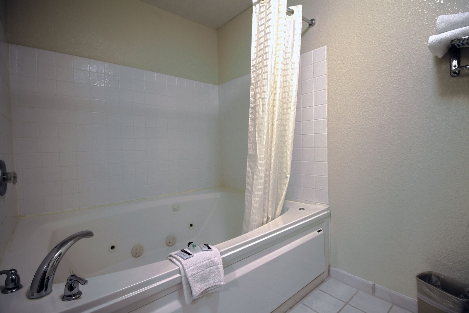 Geneva Motel Inn jacuzzi suite roomiest suite
