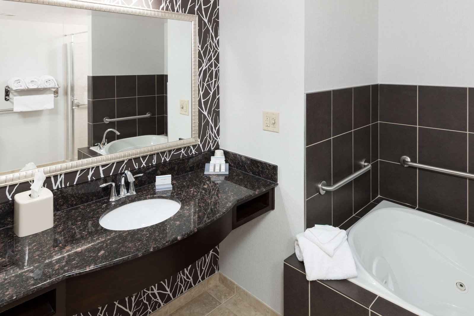 Hilton Garden Inn Cincinnati/Mason jacuzzi suite best accessible room