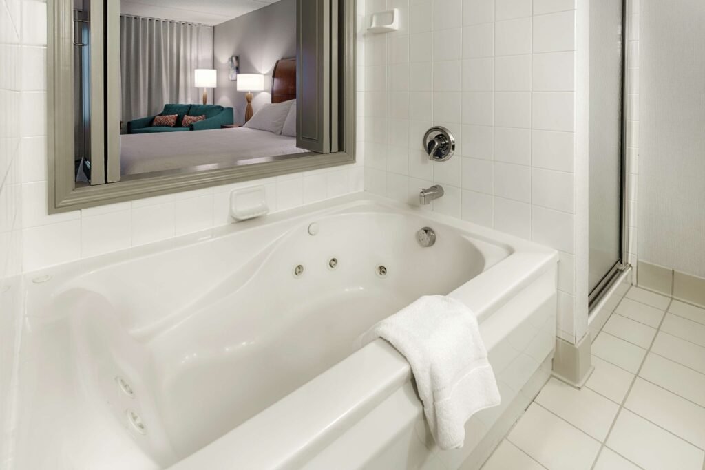 hotels with jacuzzi in room akron oh
