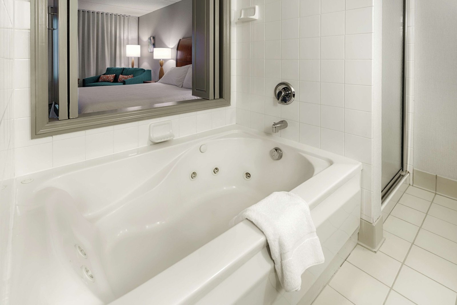 Hilton Garden Inn Cleveland Twinsburg jacuzzi suite most luxurious