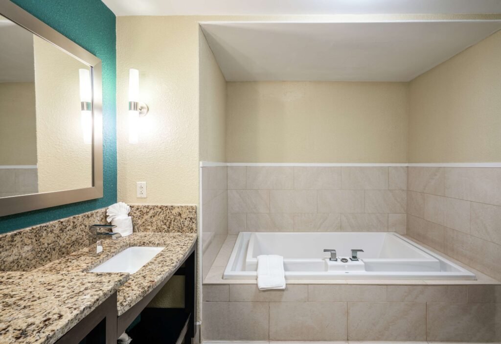 hotels with jacuzzi in room chattanooga tn