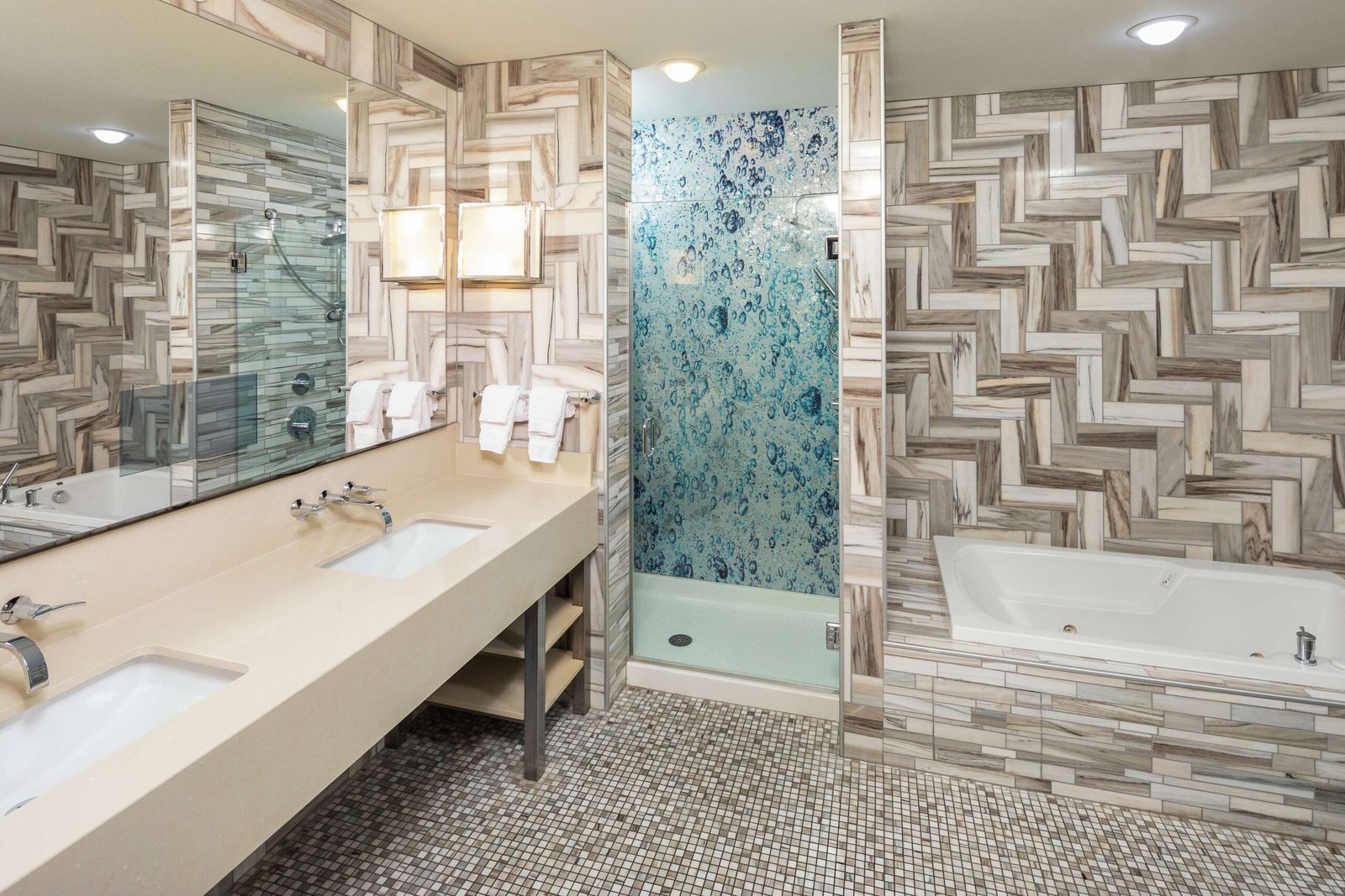 Hilton Garden Inn Sioux Falls Downtown jacuzzi suite most luxurious