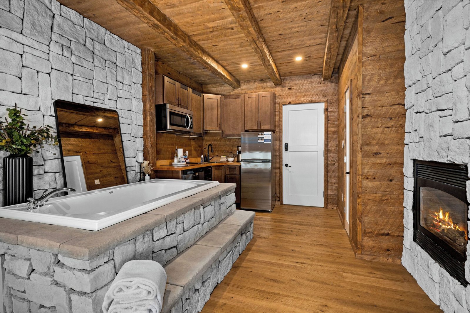 Historic Cotton Mansion Duluth Boutique Hotel jacuzzi suite best near umd