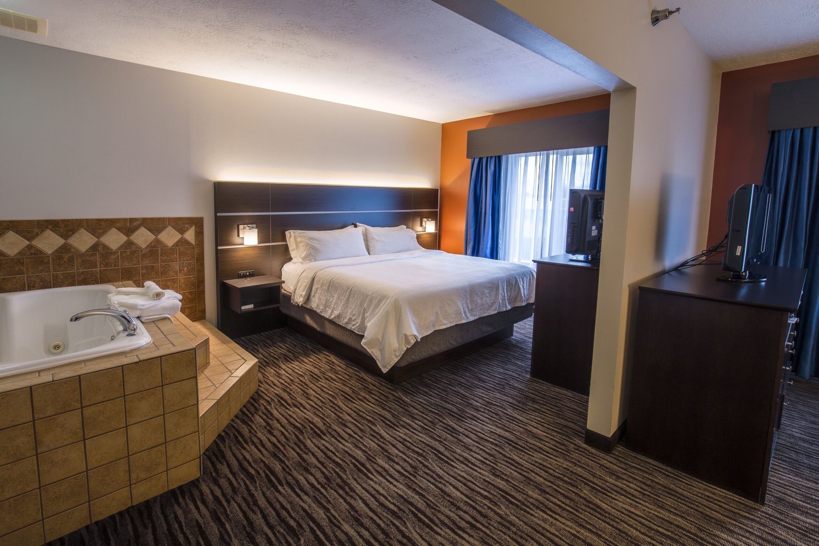 Holiday Inn Express & Suites Brandon by IHG jacuzzi suite best in brandon