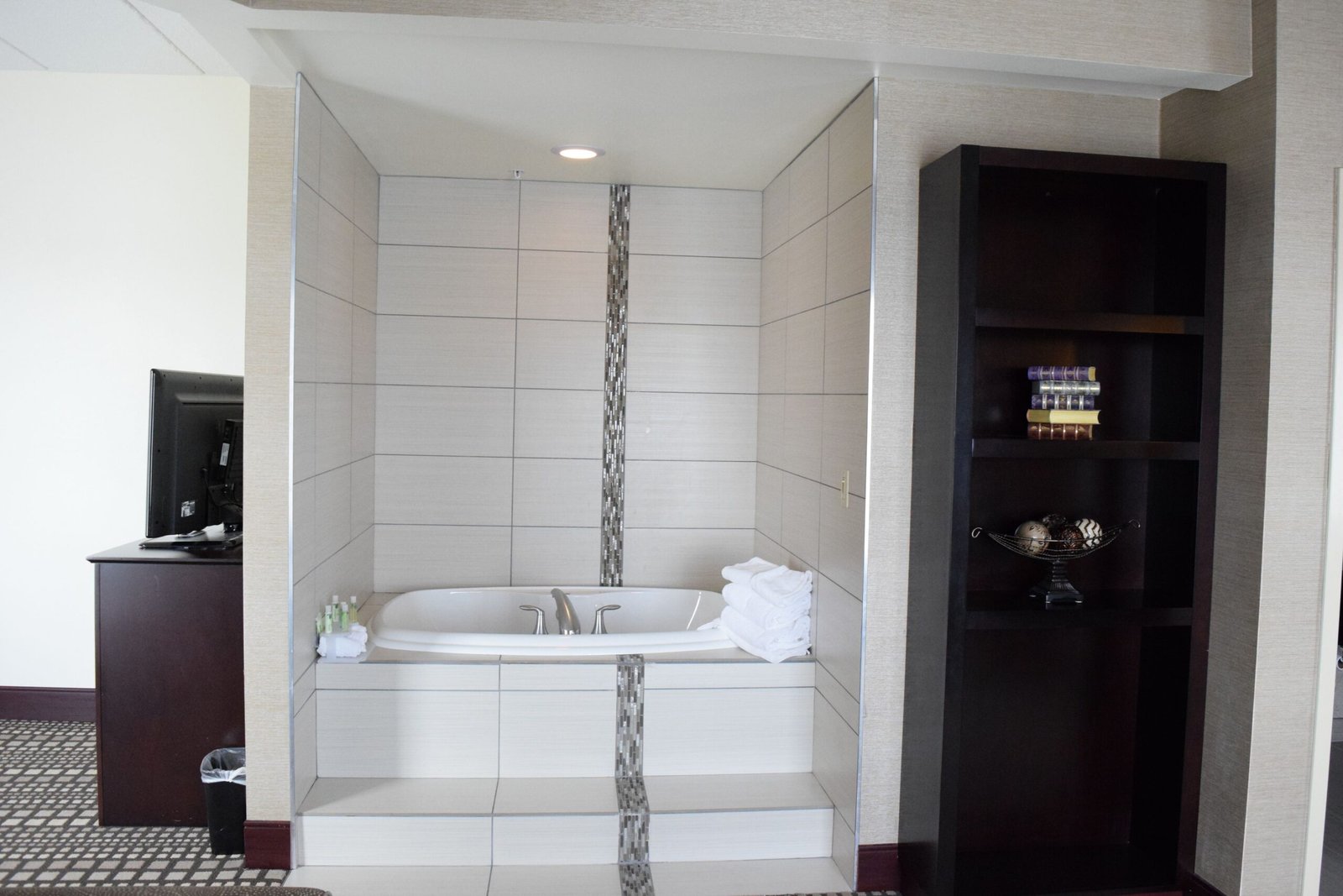 Holiday Inn Express & Suites Geneva Finger Lakes jacuzzi suite best near geneva wine country