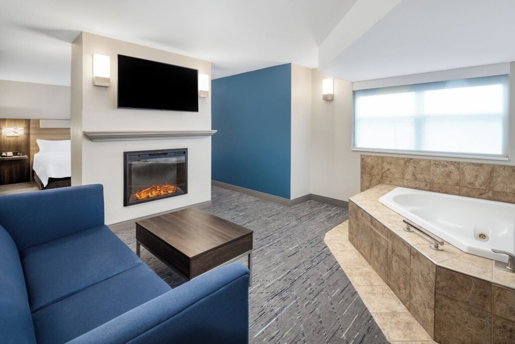 hotels with jacuzzi in room green bay wi