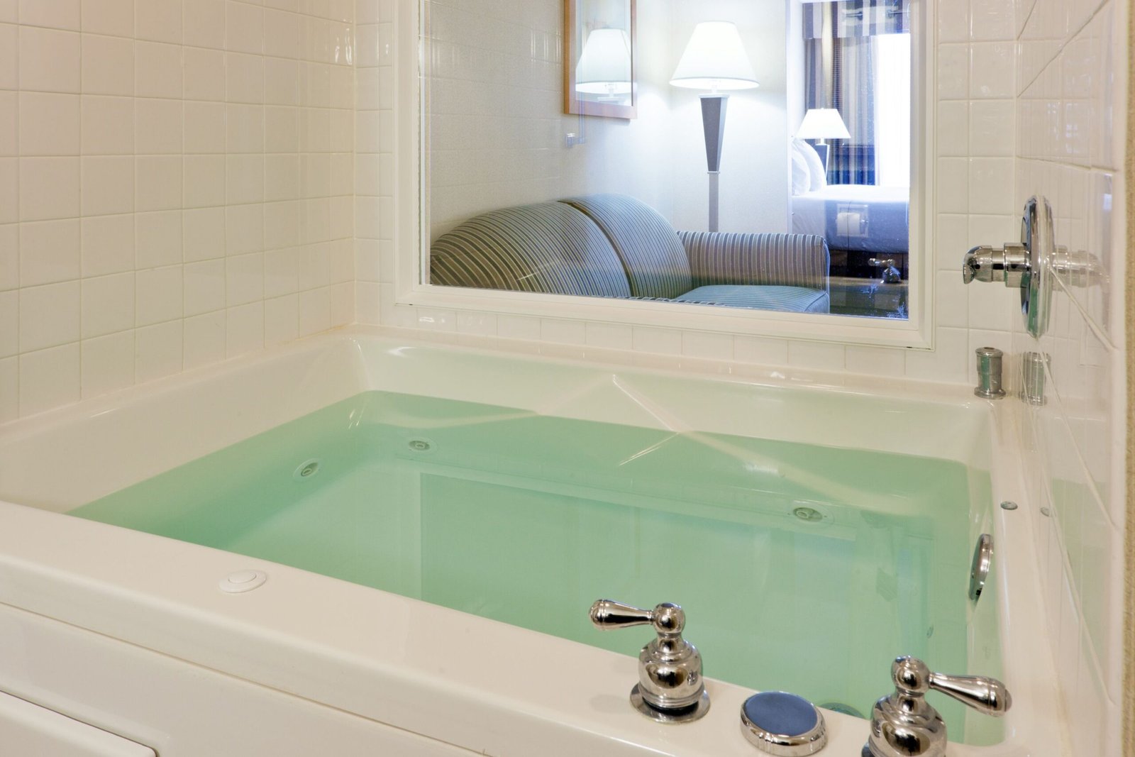 Holiday Inn Express & Suites Kent University Area jacuzzi suite best overall