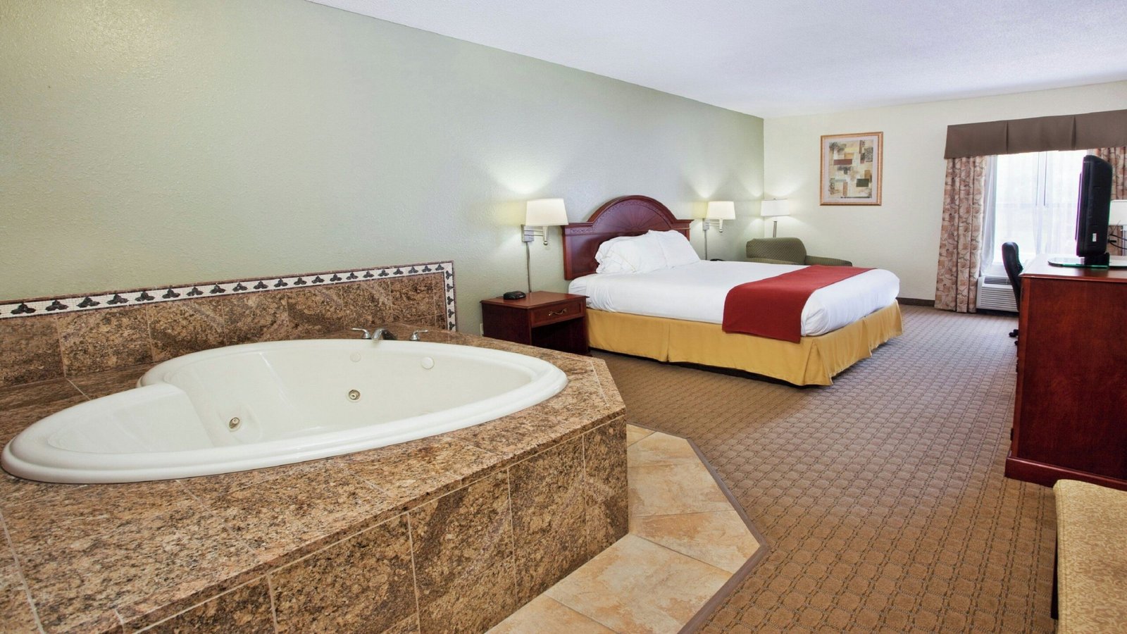 Holiday Inn Express & Suites Kimball by IHG jacuzzi suite best for groups