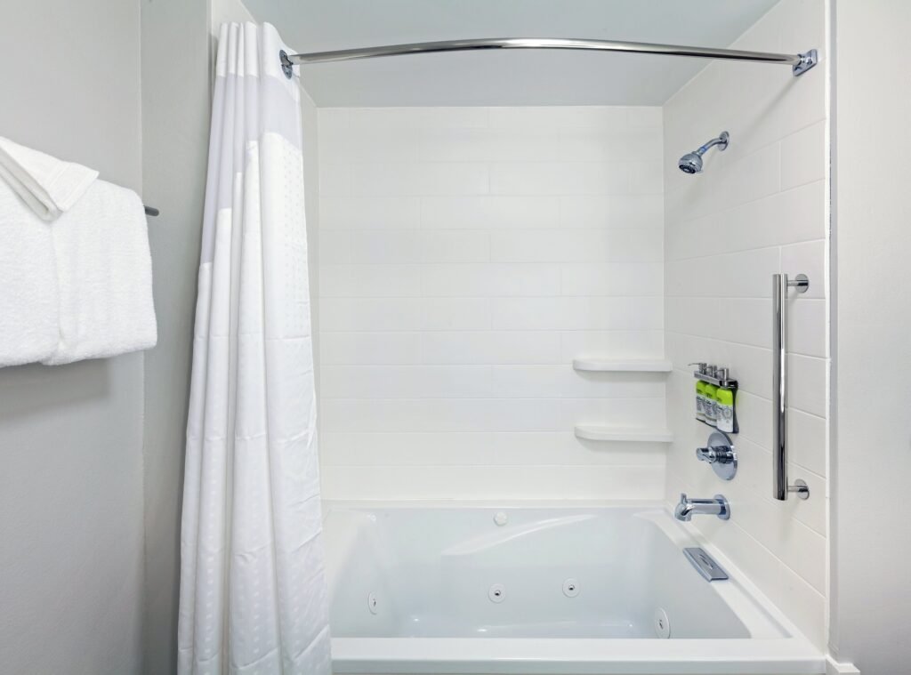 hotels with jacuzzi in room tulsa