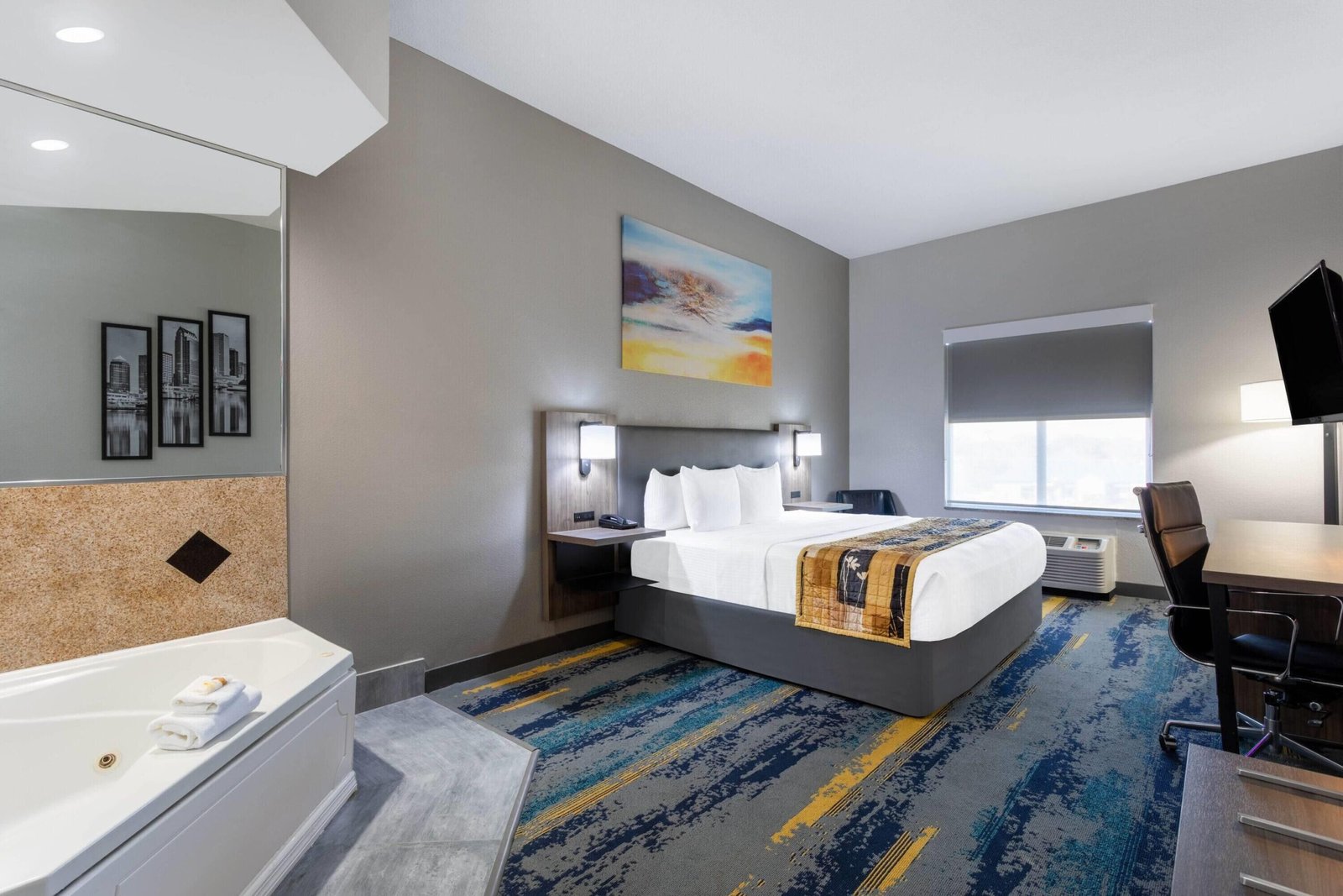 La Quinta Inn & Suites by Wyndham Tampa Central jacuzzi suite biggest price drop