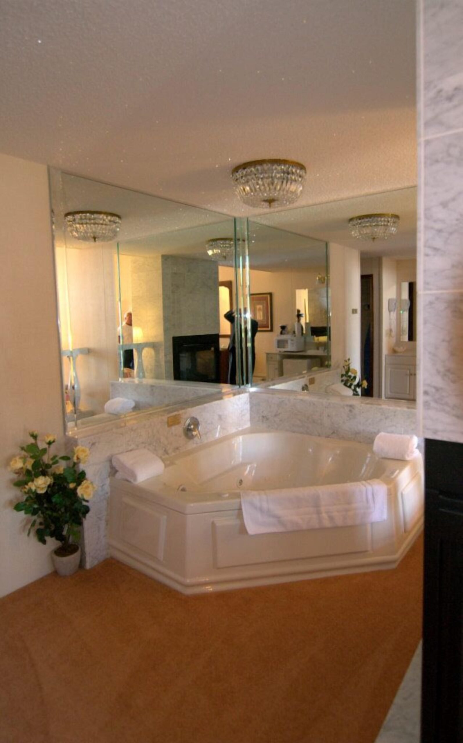 Lockport Inn & Suites jacuzzi suite best near erie canal