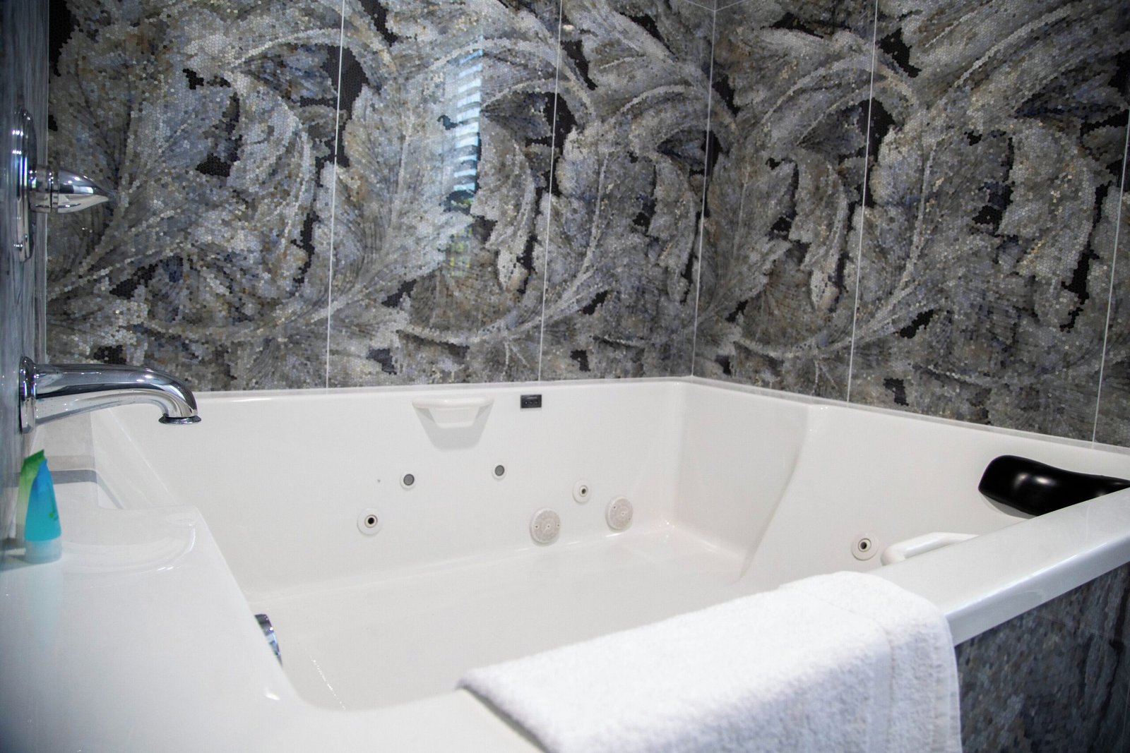 Pico Rivera Inn and Suites jacuzzi suite best near citadel outlets
