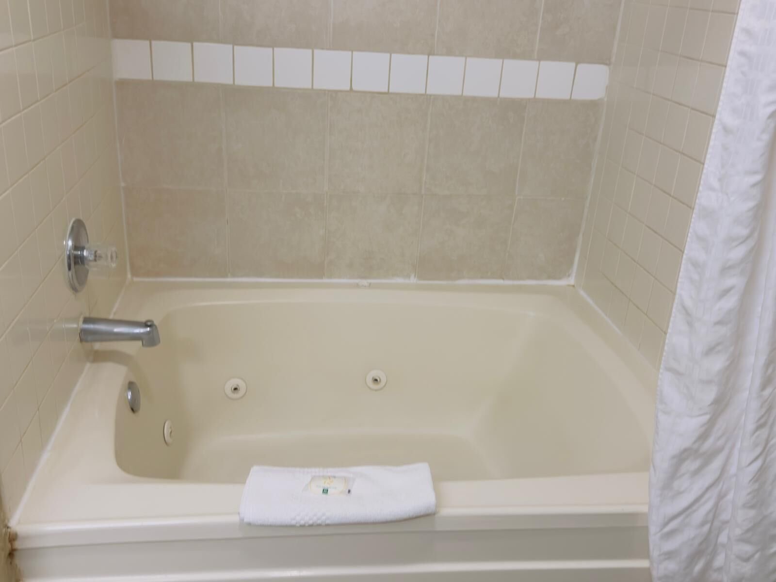 Quality Inn & Suites Seville jacuzzi suite most affordable