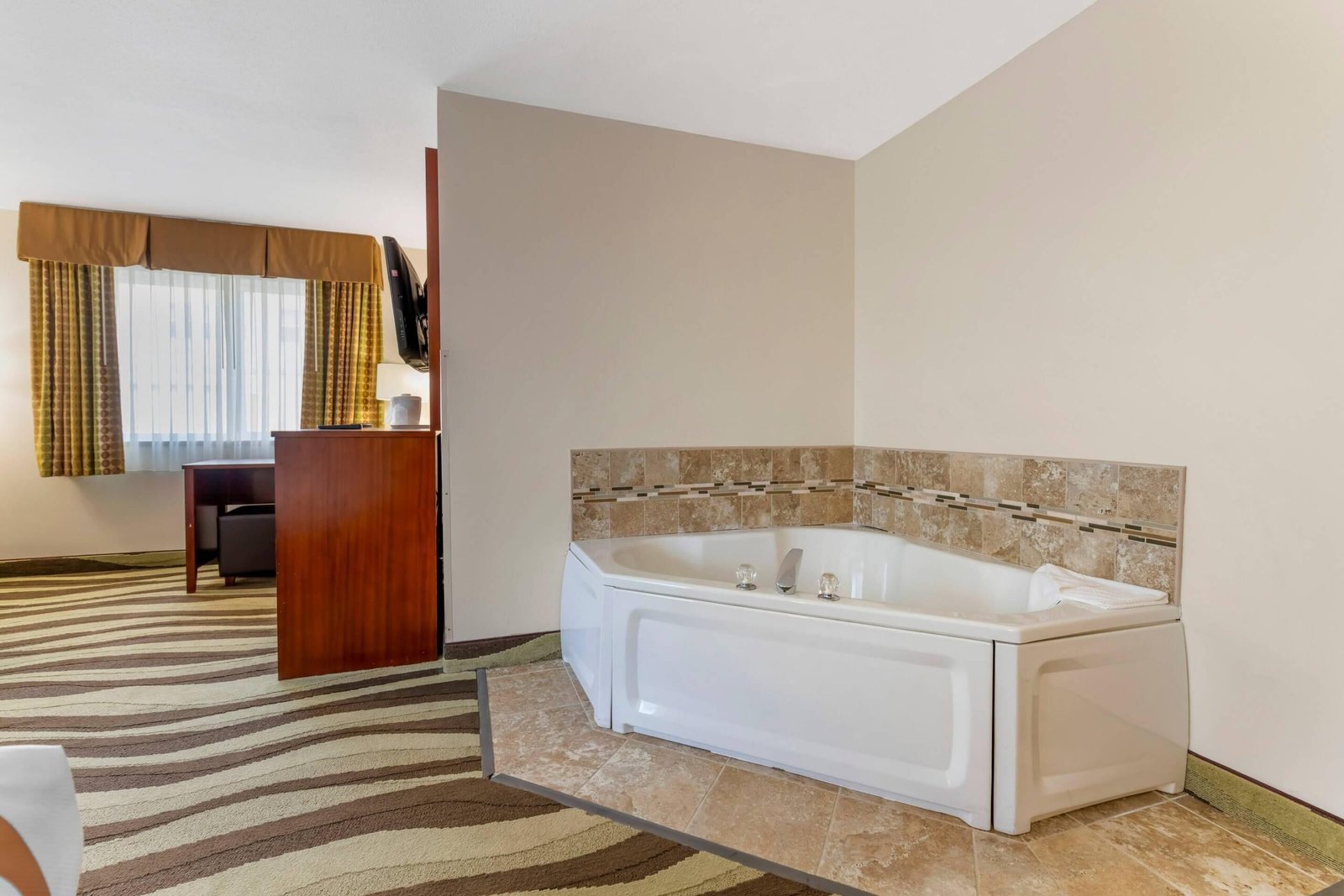 Quality Inn & Suites Stoughton - Madison South jacuzzi suite most affordable
