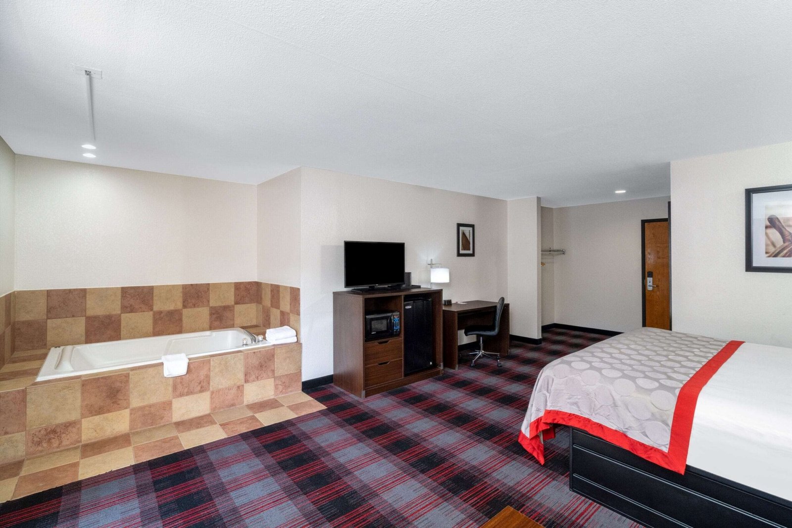 Ramada by Wyndham Maggie Valley jacuzzi suite best budget pick